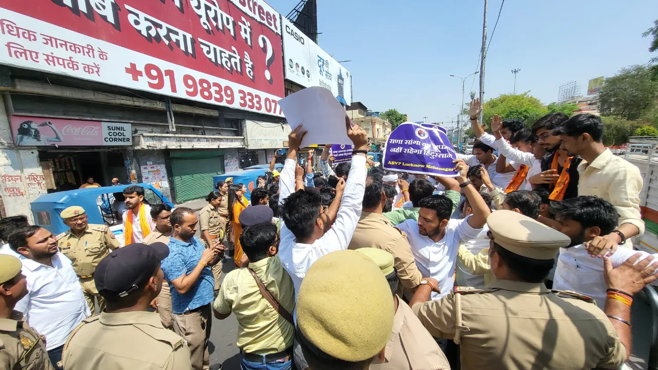 महापुरुषों का अपमान नहीं सहेगा हिन्दुस्तान... राणा सांगा पर छिड़ा संग्राम, सपा प्रमुख के खिलाफ सड़क पर उतरी ABVP, फूंका पुतला