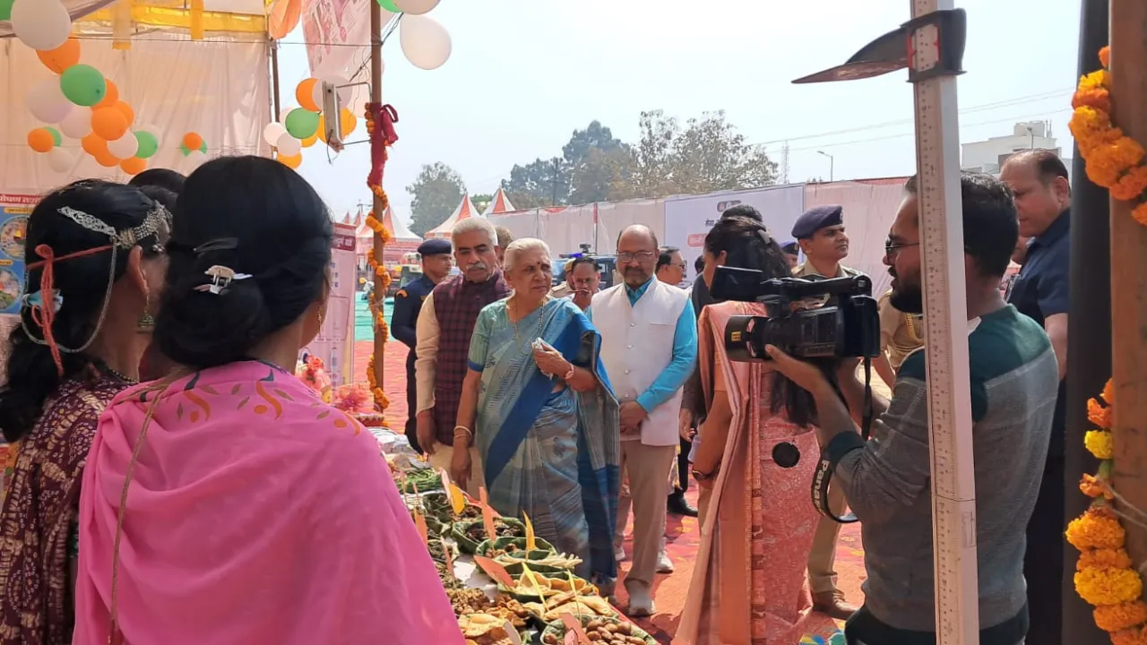 बलरामपुर पहुंची राज्यपाल आनंदीबेन पटेल, सुशासन मेले का किया निरीक्षण 