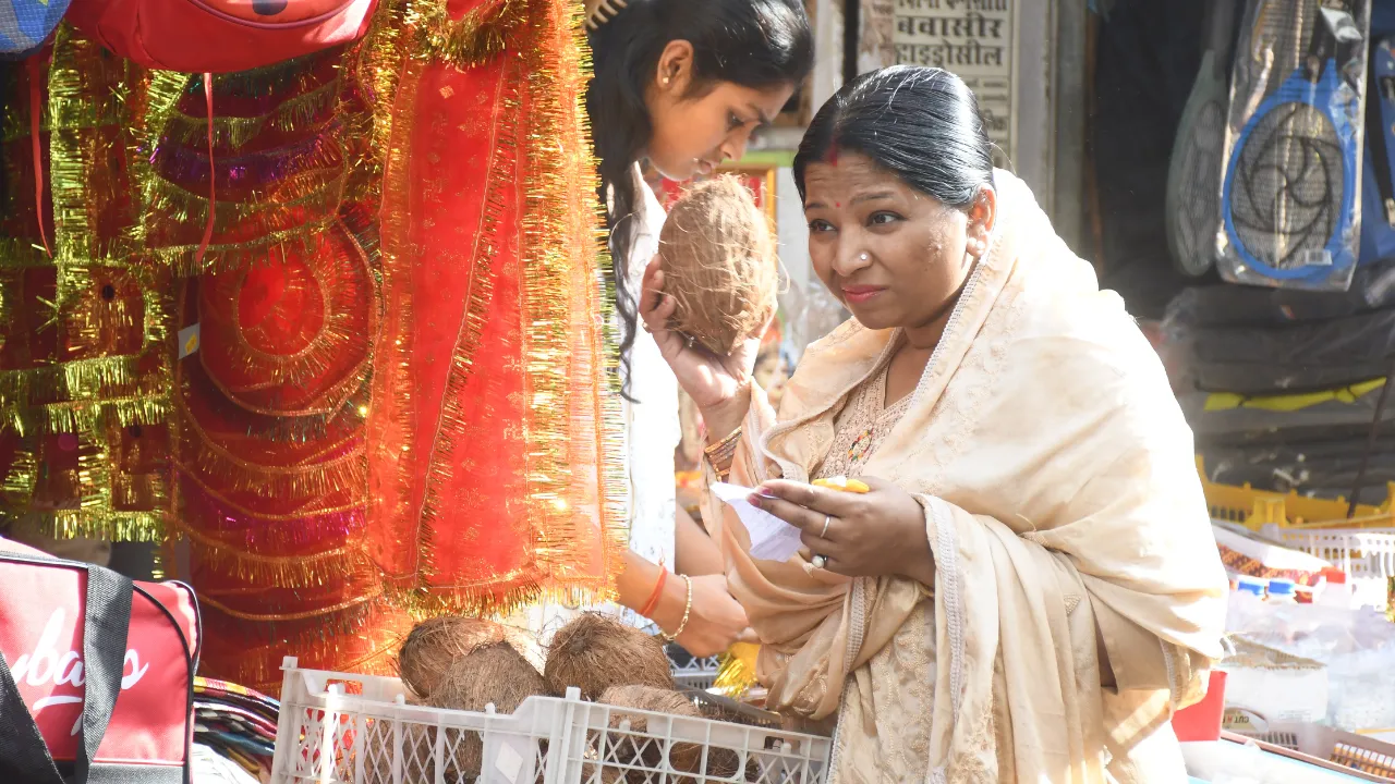 भक्तों से बाजार मालामाल, नवरात्र में सामानों की कीमतों में उछाल