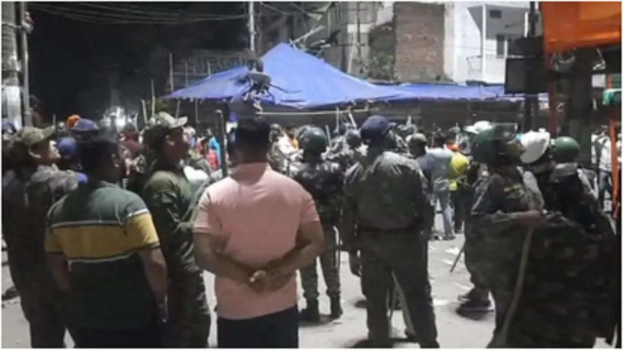 Jharkhand News: हजारीबाग में धार्मिक जुलूस निकालने के दौरान हुआ पथराव, हंगामे के बाद बंद हुआ बाजार