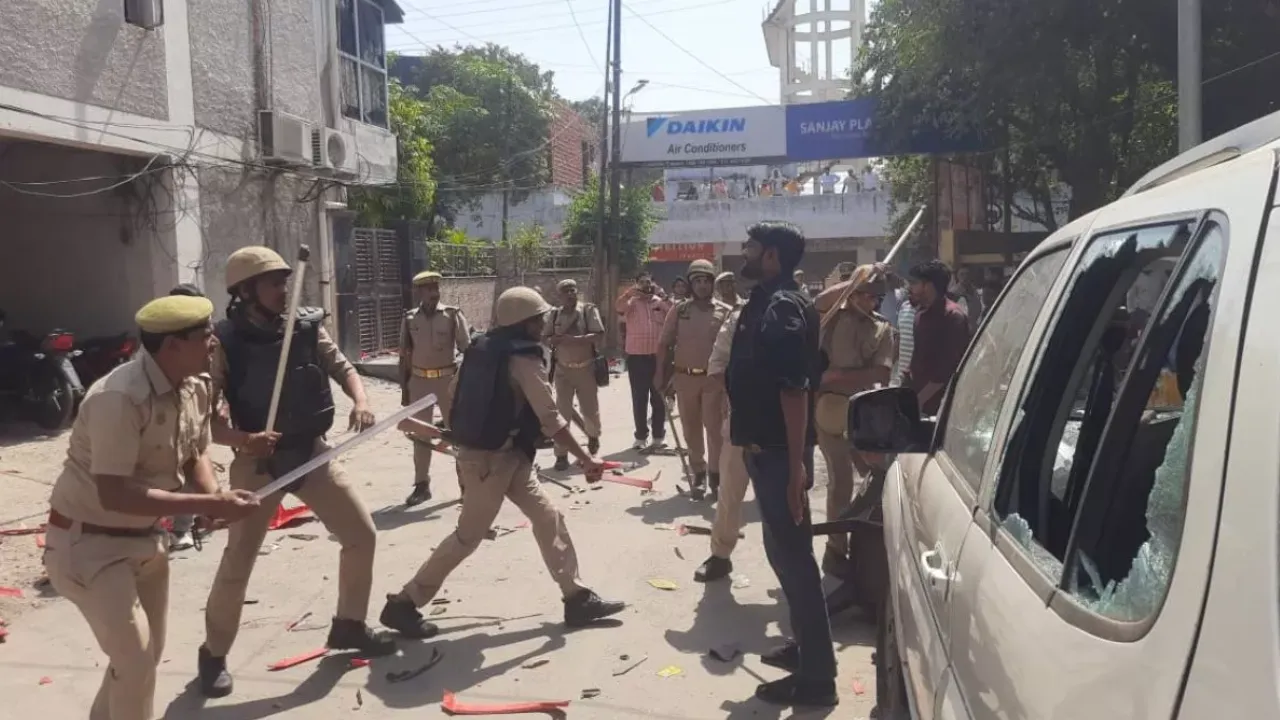 बुलडोजर के साथ सपा सांसद रामजीलाल के घर पहुंची करणी सेना, राणा सांगा पर दिया था विवादित बयान, पथराव में पुलिसकर्मी भी घायल