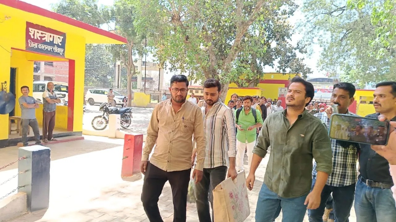 UP News: ईद से पहले जेल में पिता आजम खान से मिले अब्दुल्ला, 19 महीने बाद हुई मुलाकात