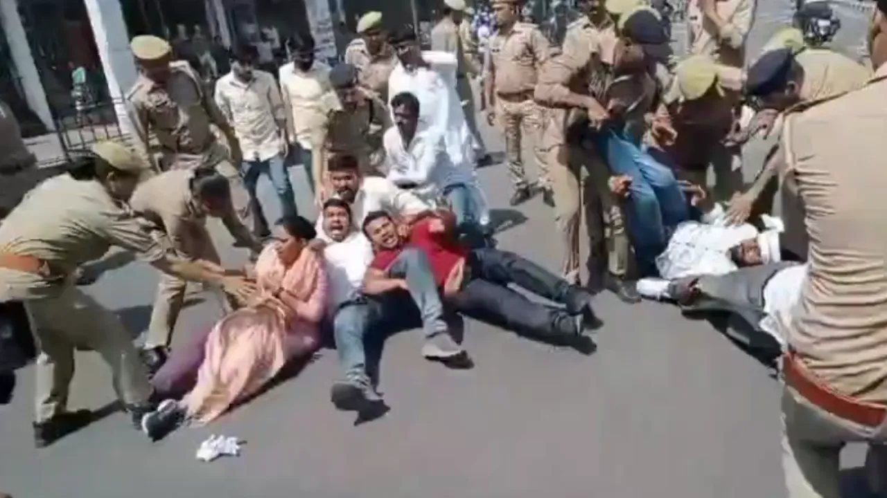 राणा सांगा विवादः सपा सांसद के घर पर हुए हमले के विरोध में समाजवादी छात्र सभा ने किया विरोध प्रदर्शन, जमकर की नारेबाजी