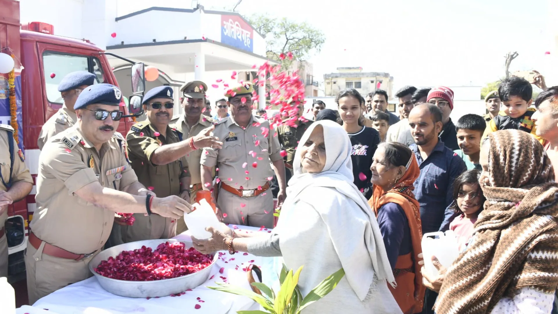 बदायूं : प्रयागराज के त्रिवेण संगम से लाए गए गंगा जल का हुआ वितरण