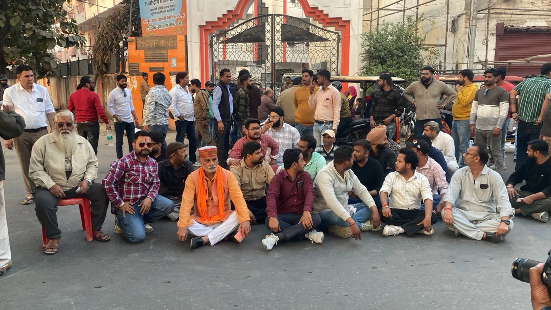 रामपुर : लड़की बरामद कराने को लेकर हिन्दू संगठनों ने हाईवे पर दिया धरना