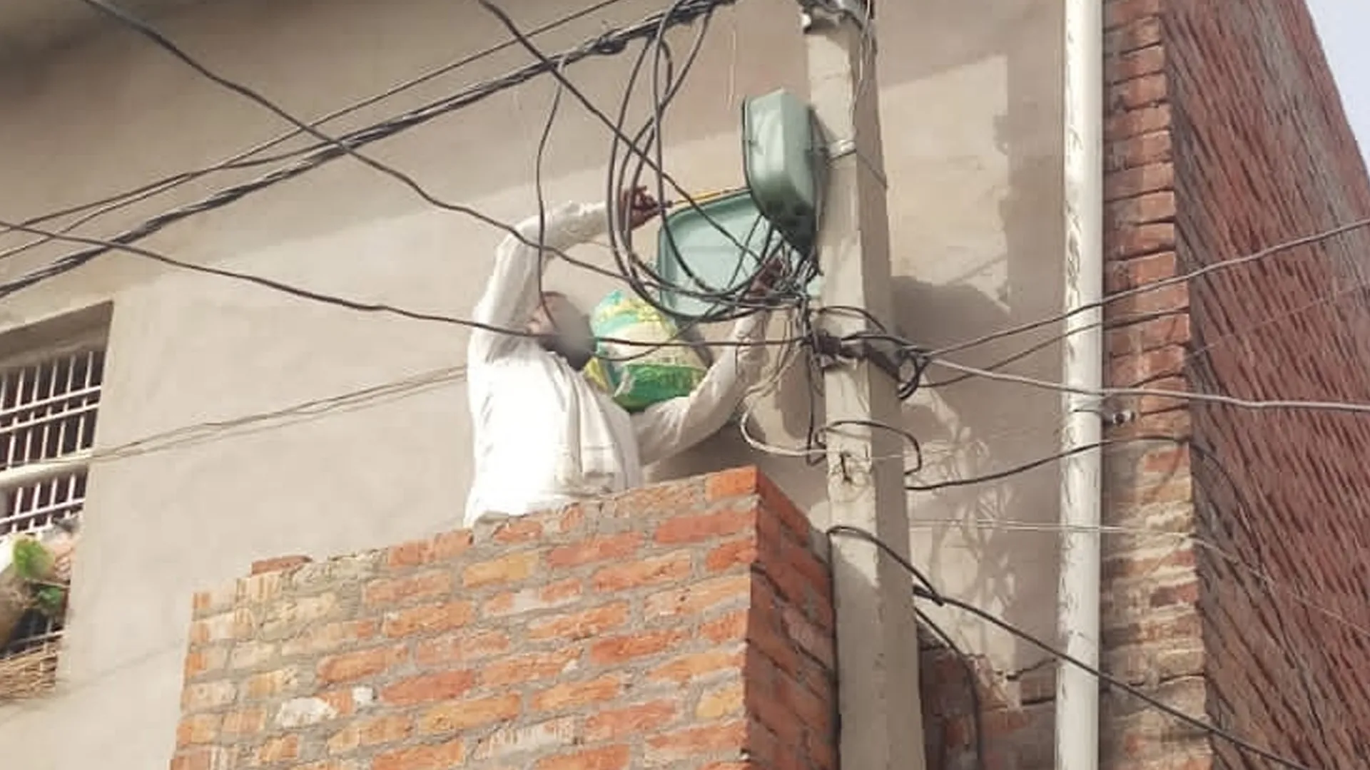 कासगंज : विद्युत टीम की मॉर्निंग रेड में बिजली चोरी करते पकड़े गए छह लोग, रिपोर्ट दर्ज