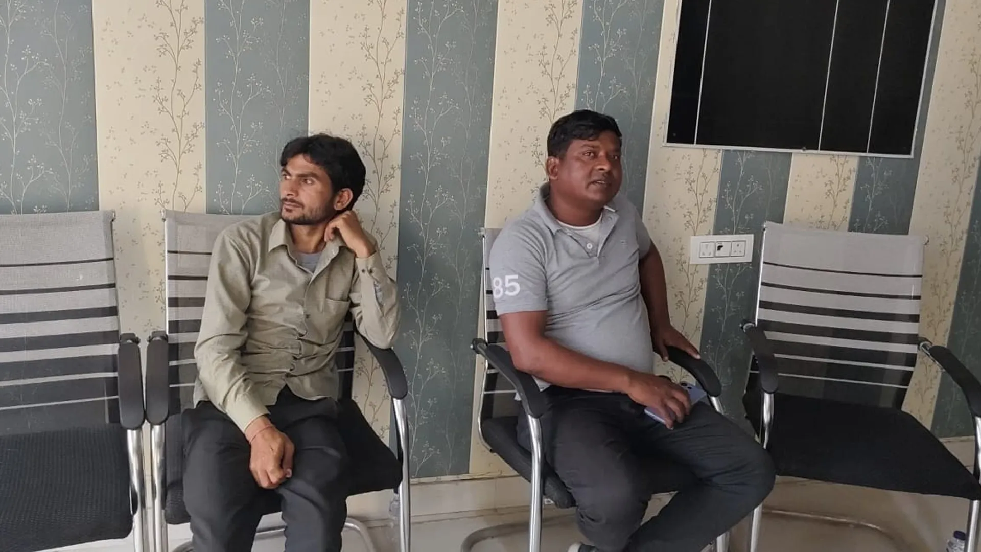 अमरोहा : किसान से 45 हजार घूस लेते जेई - संविदा लाइनमैन गिरफ्तार