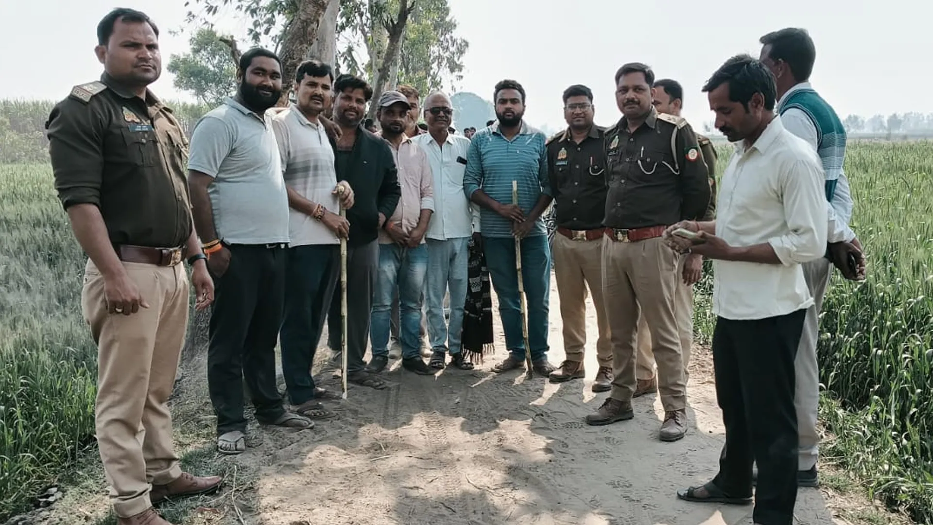 शाहजहांपुर: अब खाड़ेपुर में दहाड़ा बाघ...श्रमिकों ने बंद किया काम