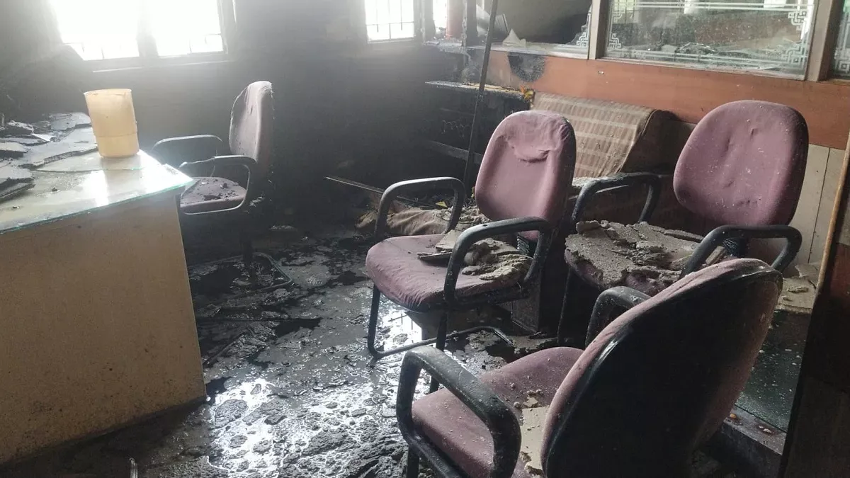 एलआईसी कार्यालय में लगी आग, अभिलेख और सामान जला 