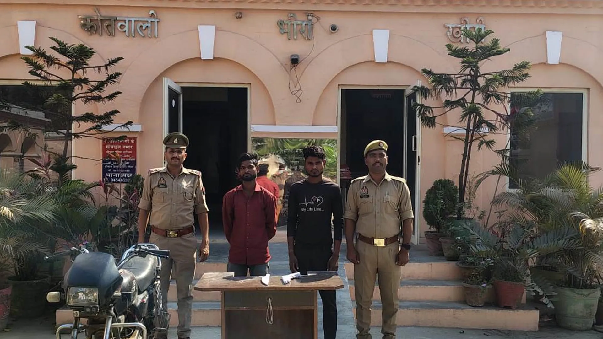 लखीमपुर खीरी: गोला से चोरी हुई बाइक के साथ दो आरोपी गिरफ्तार, एक फरार