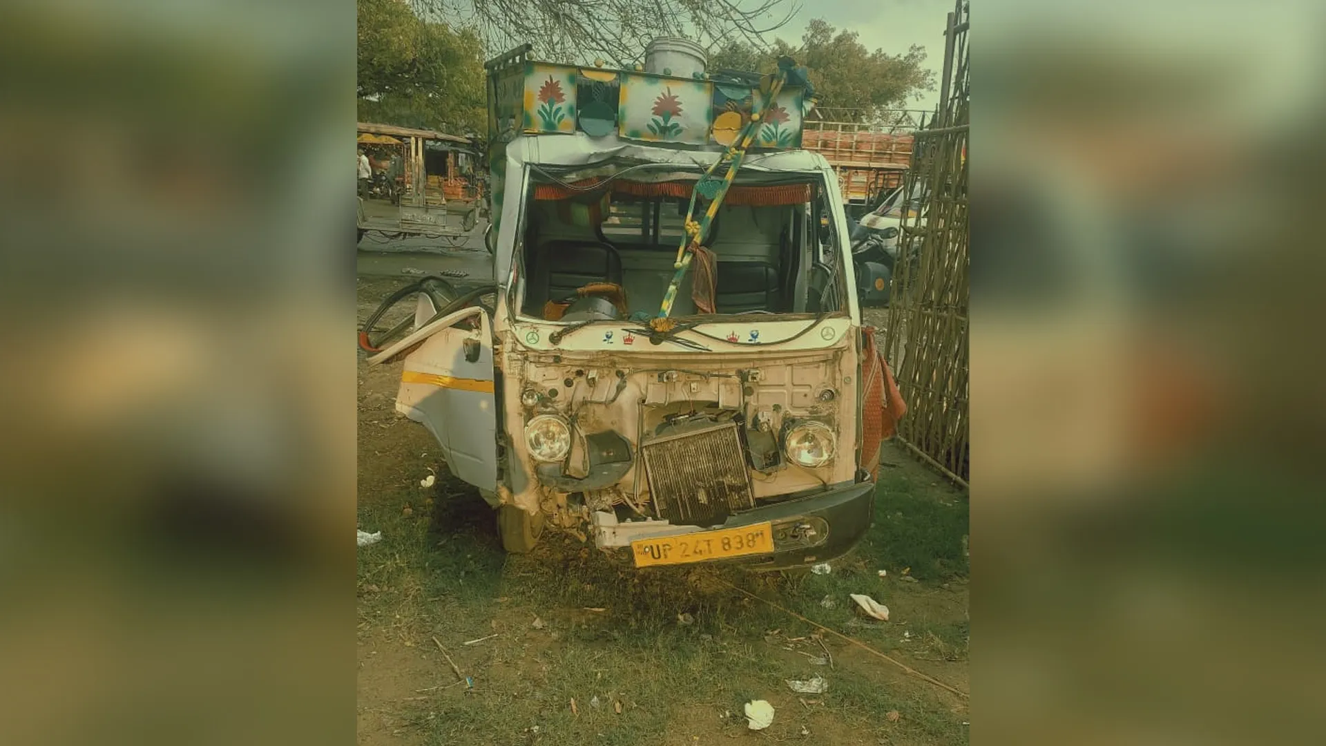 बदायूं : अनियंत्रित लोडर वाहन पेड़ से टकराया, सात घायल...चालक की हालत नाजुक