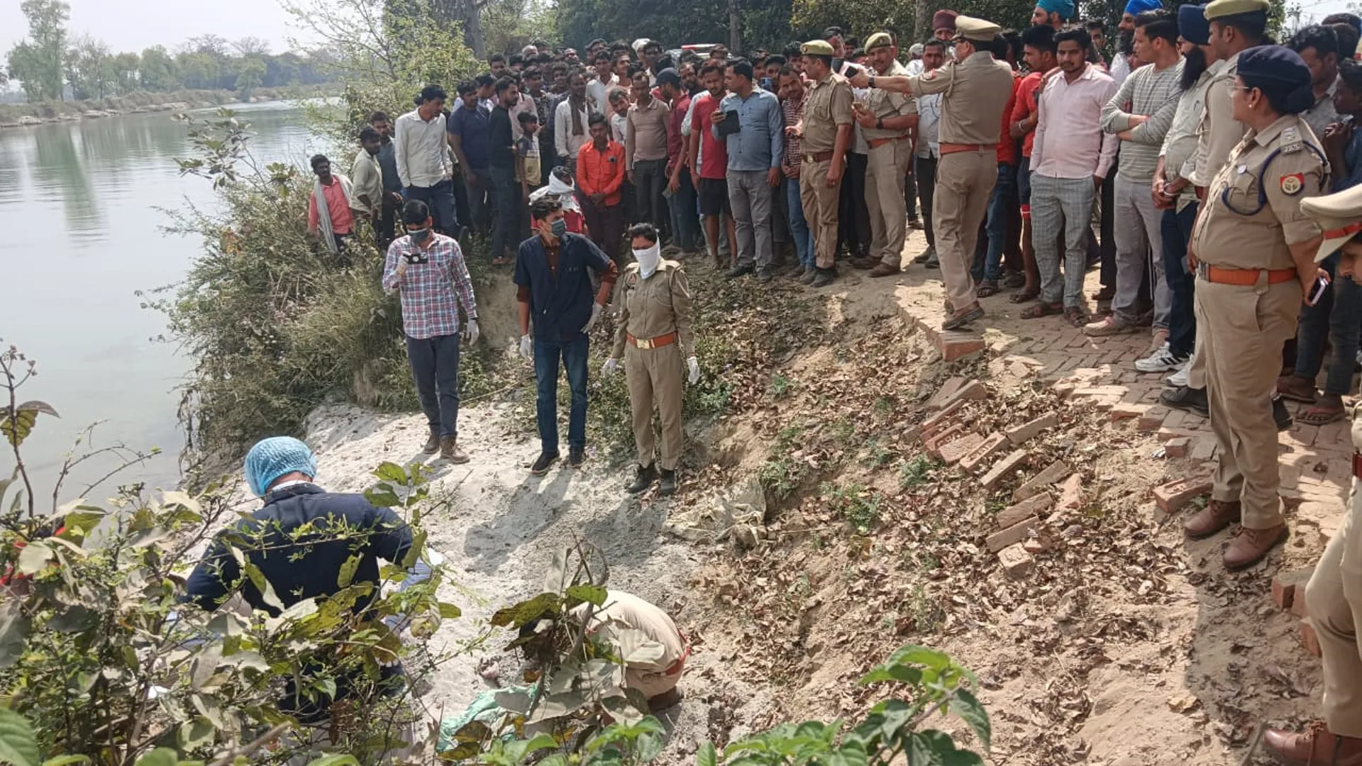 शाहजहांपुर : रेत में दफन मिला युवती का शव, हत्या कर शव ठिकाने लगाने की आशंका