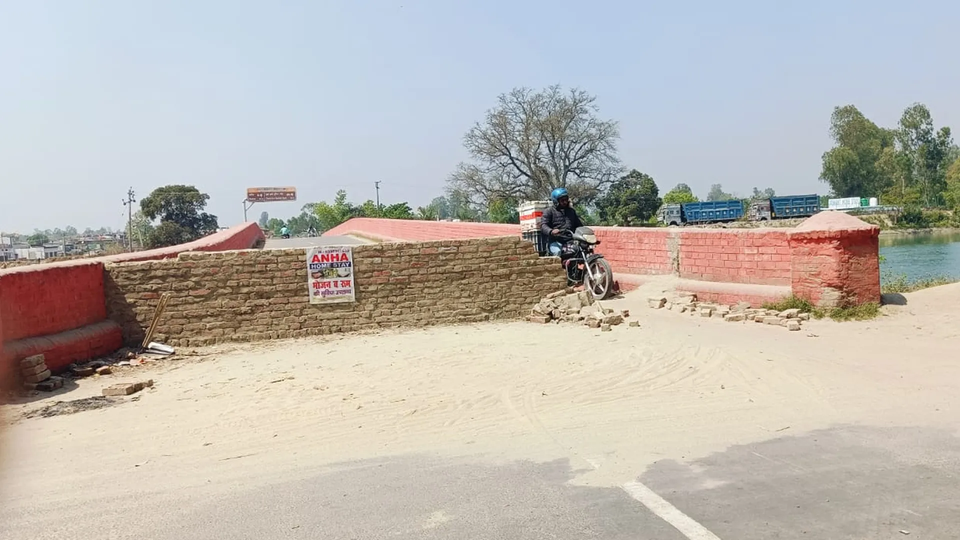 पीलीभीत: 15 दिन से डगा पुल बंद...जोखिम भरा सफर जारी, दीवार तोड़ बनाया रास्ता