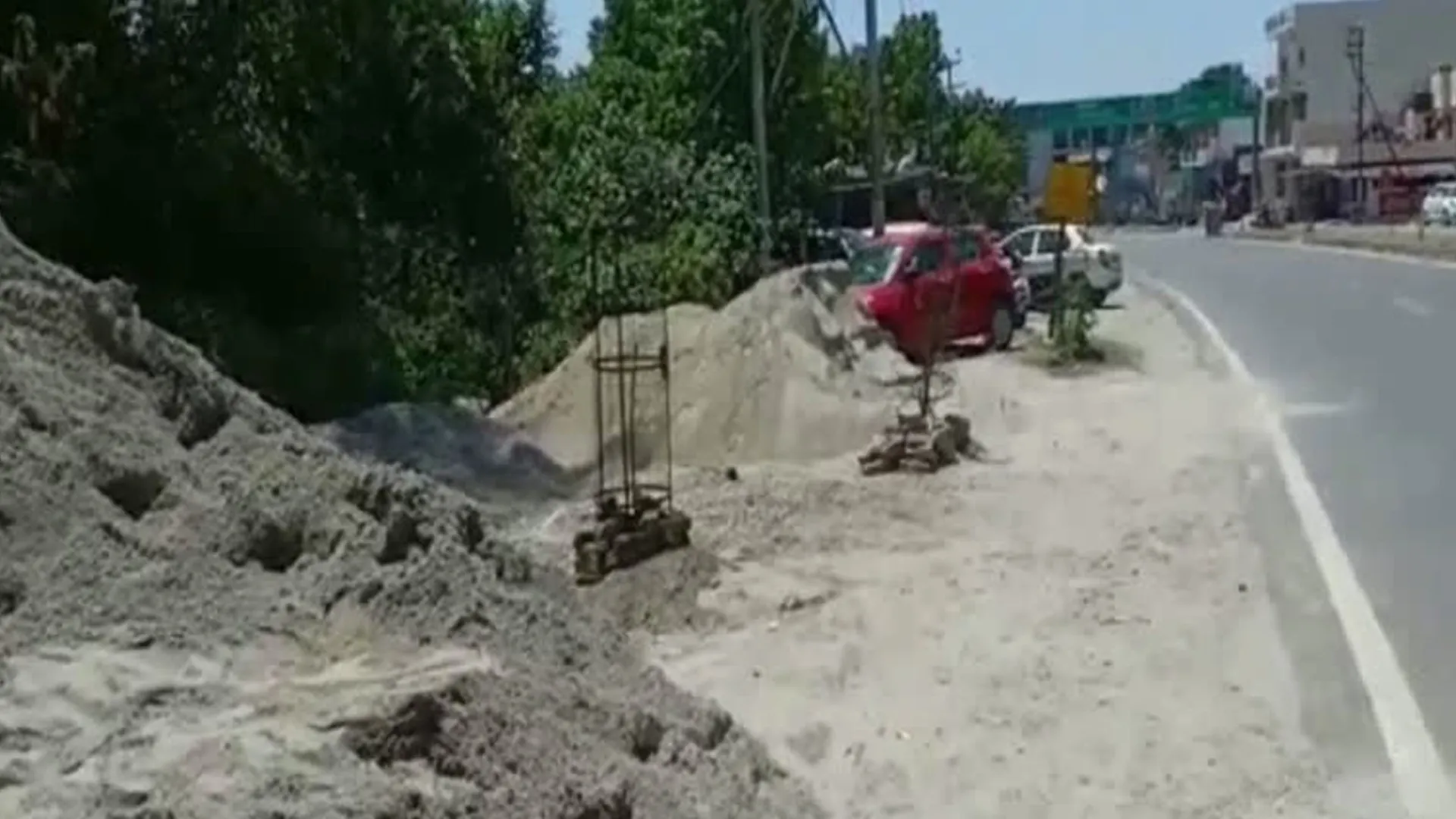 Bareilly: सड़क किनारे मिला रेता बजरी तो नगर निगम जब्त कर बनवाएगा रोड...