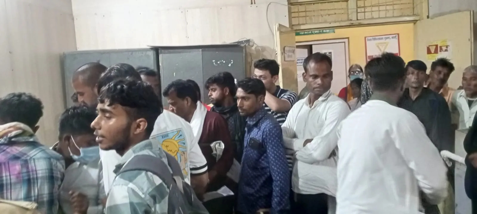 बदायूं: डिजिटल एक्स रे मशीन खराब, मरीजाें का हंगामा