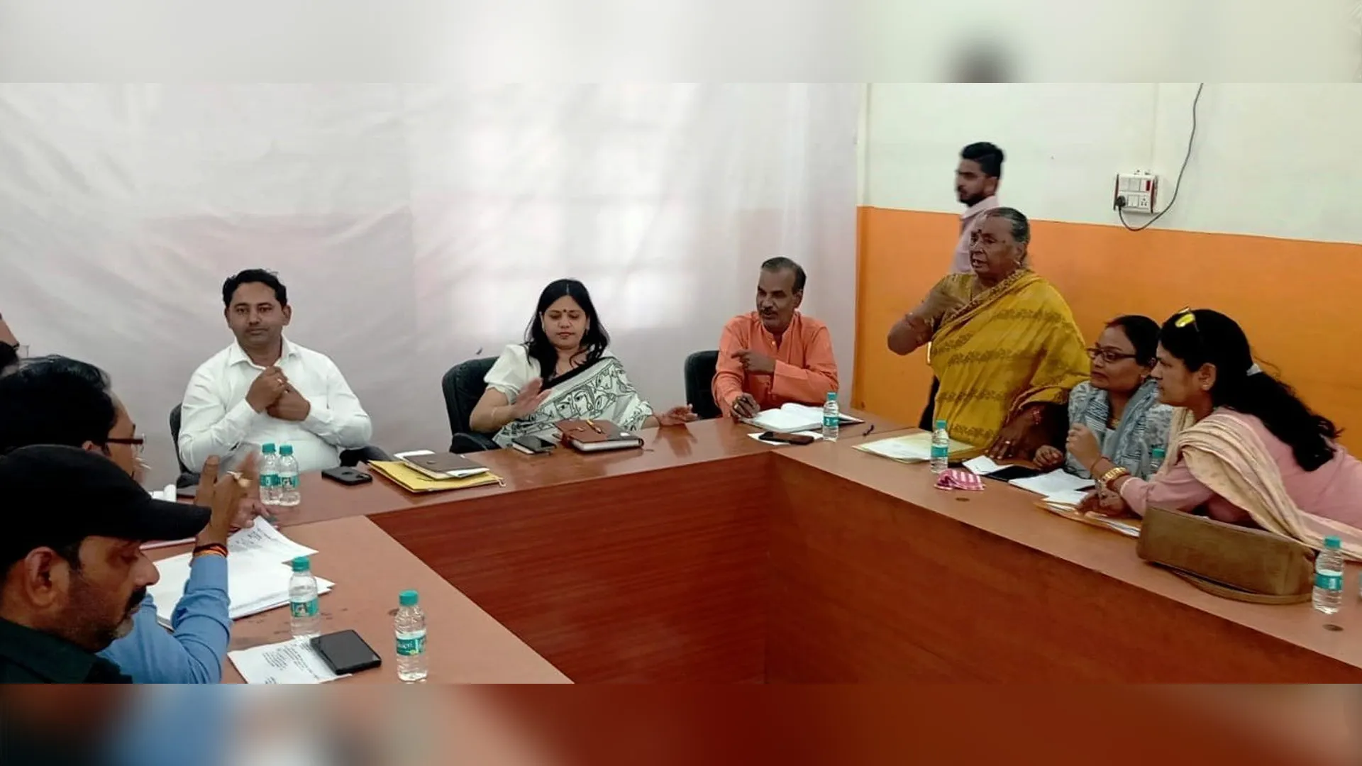 पीलीभीत: गुटबाजी का दिखा असर, नगरपालिका की बोर्ड बैठक में हंगामा...हुई नोकझोंक