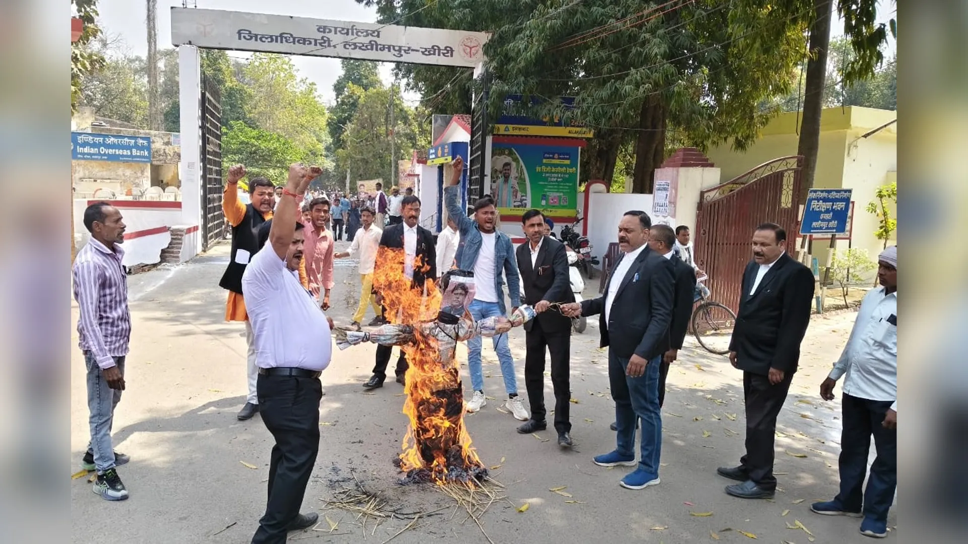 लखीमपुर खीरी: राजपूत करणी सेना ने सपा राज्यसभा सांसद का फूंका पुतला