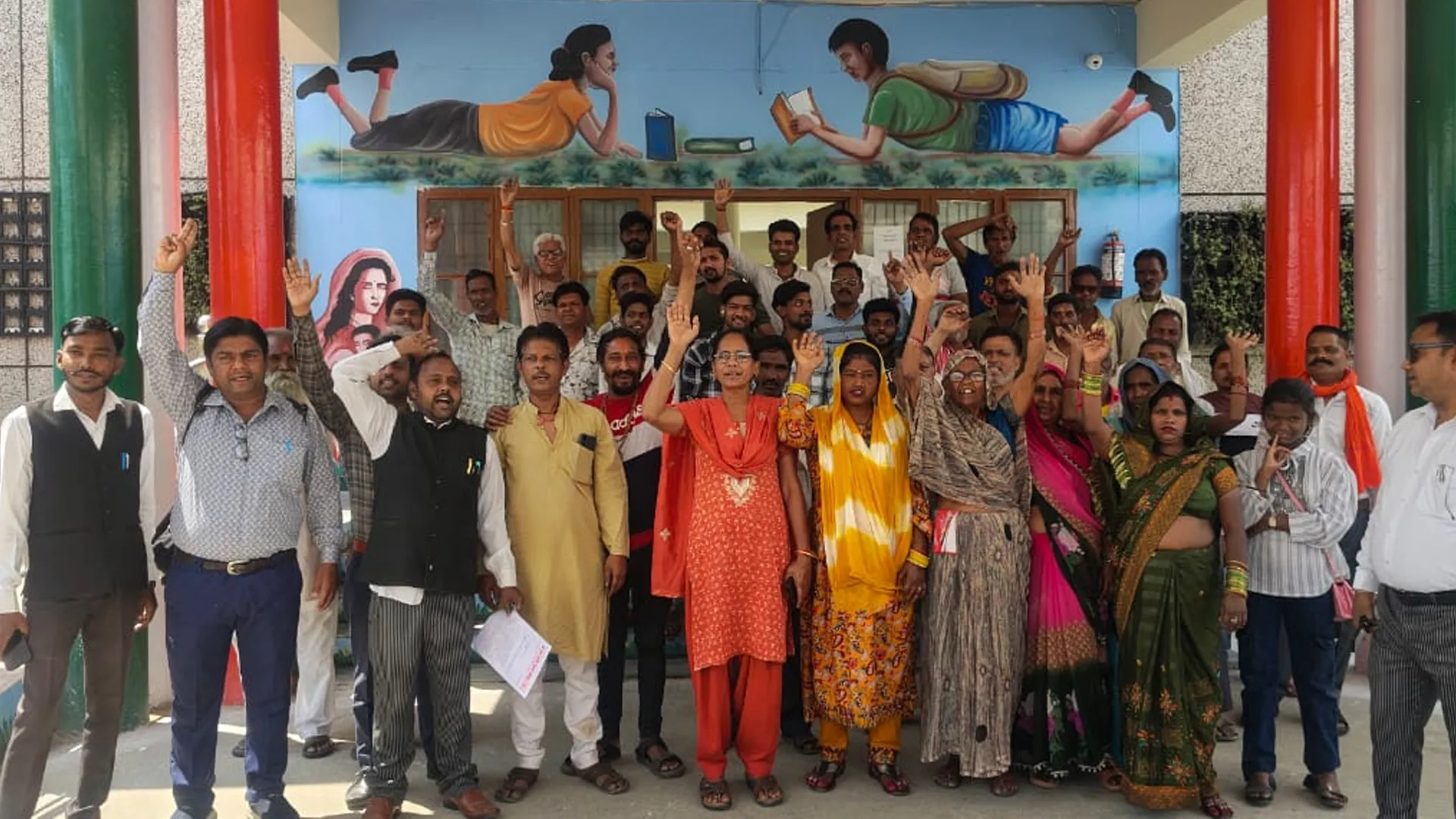 बदायूं: मंदिर के पास शराब की दुकान विरोध, दिया कोर्ट के आदेश का हवाला