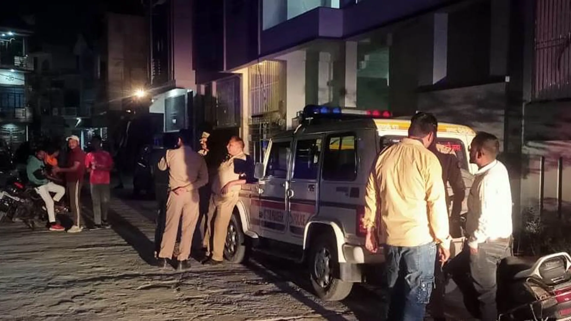 पीलीभीत: शहर से सटे मकान में तेंदुआ के घुसने का मचा शोर, दौड़ी टीमें...नहीं मिले साक्ष्य, निगरानी बढ़ाई  