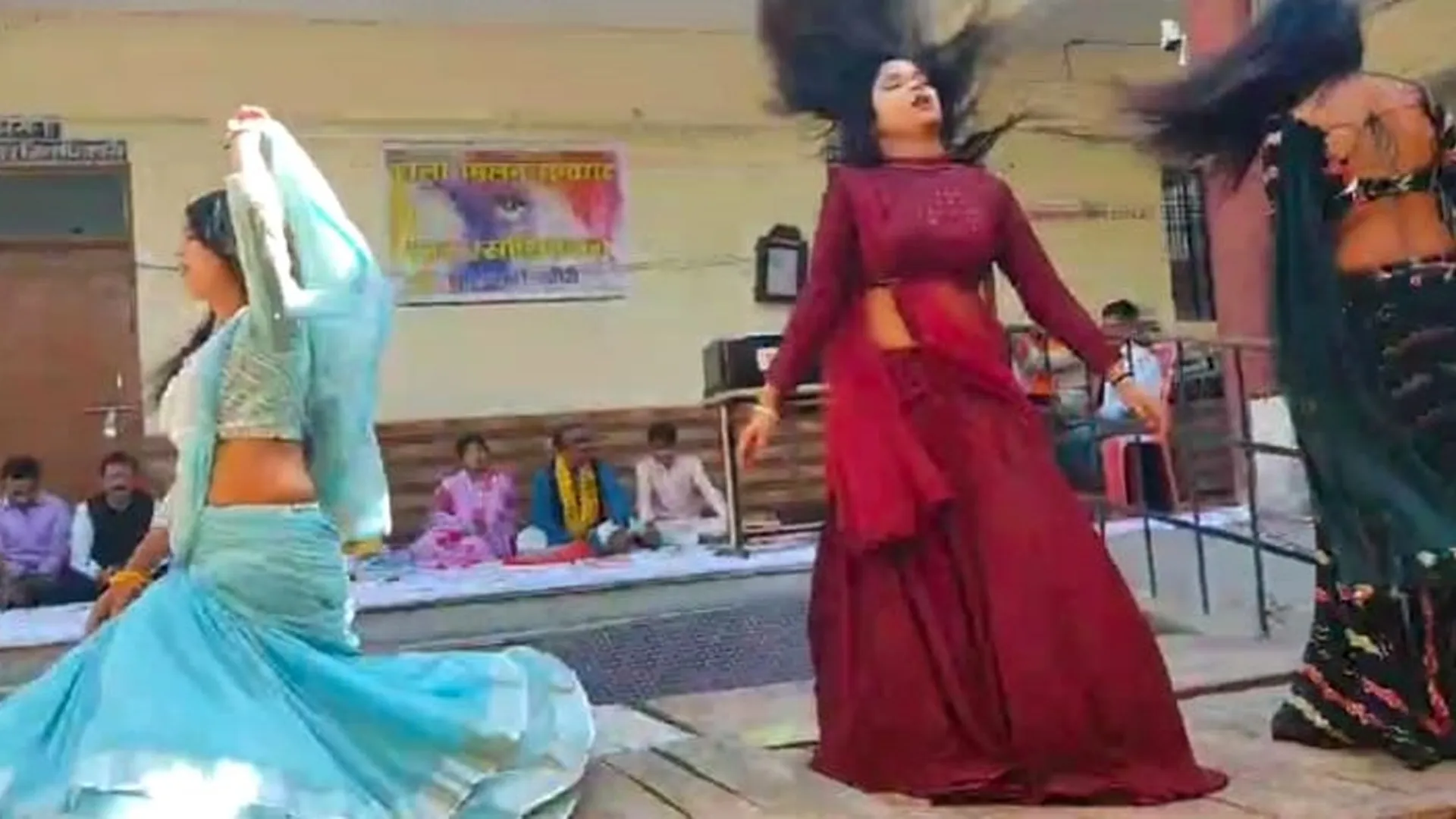 कासगंज : होली मिलन समारोह...तुनक-तुनक तू तुन्ना पर नर्तकियों ने लगाए ठुमके