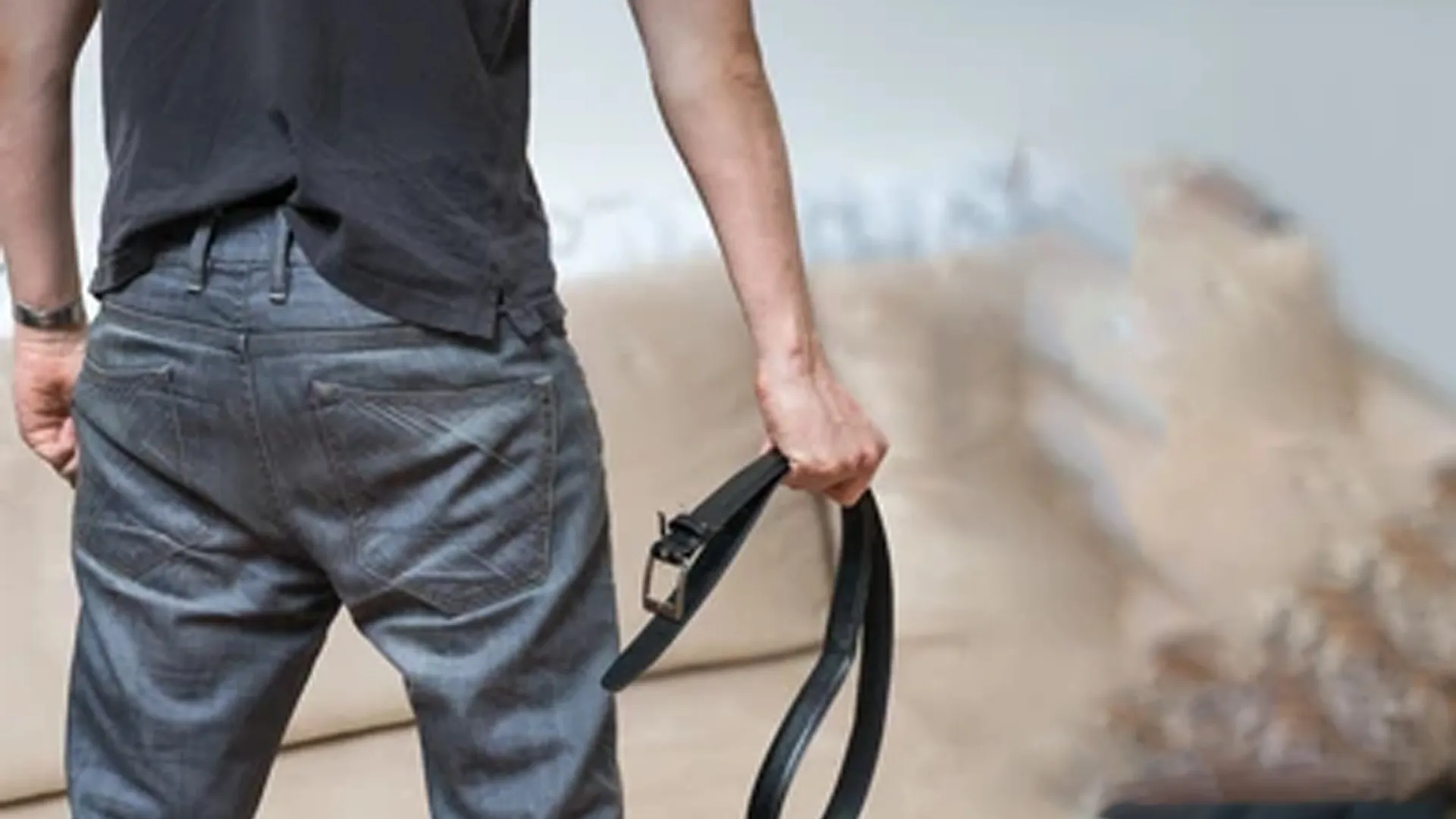 अमरोहा : युवक की बीच सड़क पर गुंडागर्दी बाजार में बेल्टों से जमकर पीटा