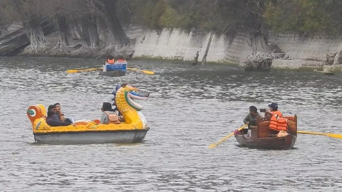 बिना लाइफ जैकेट नौकायन पर तीन पर्यटकों के खिलाफ कार्रवाई