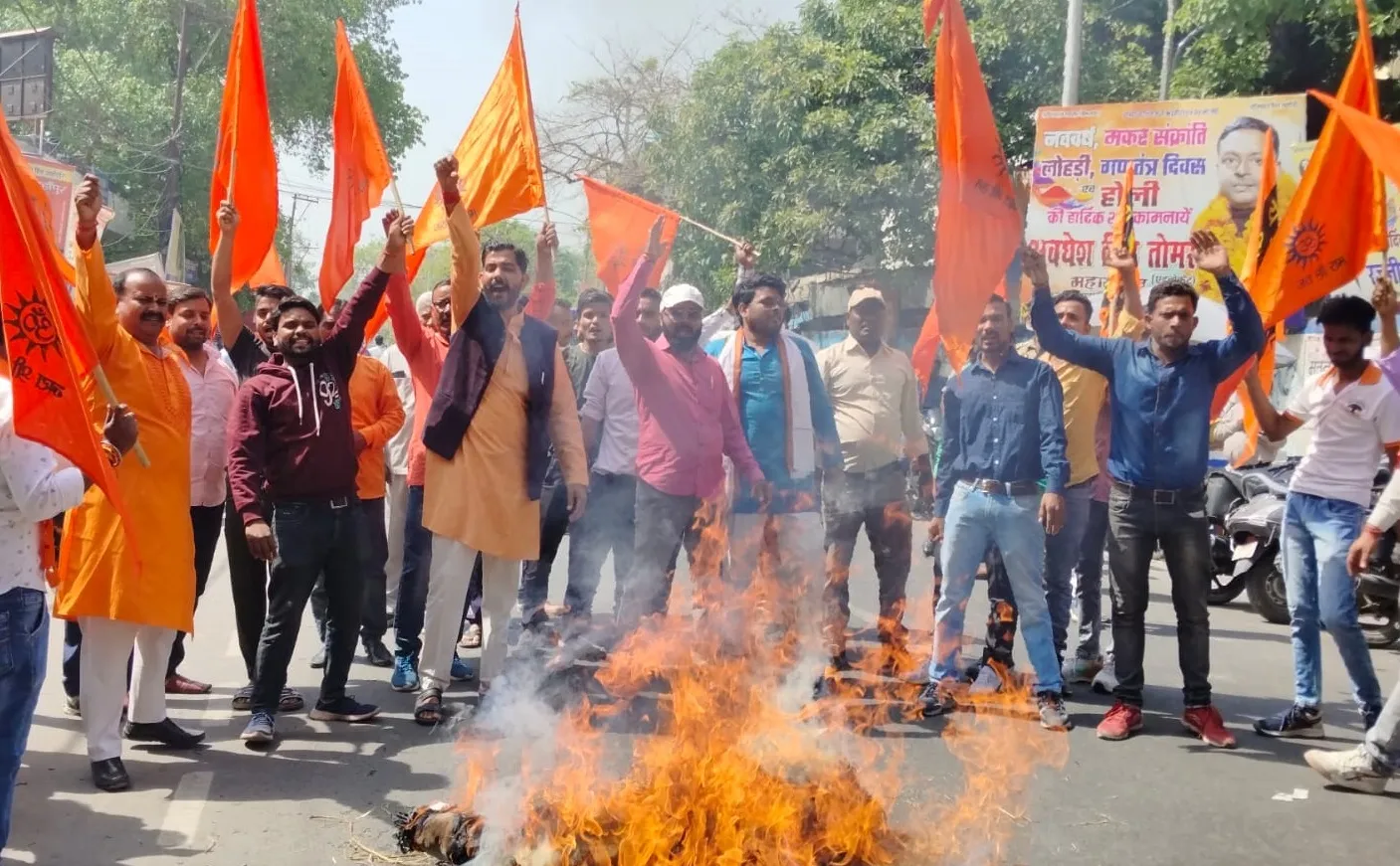 शाहजहांपुर: विहिप-बजरंग दल ने फूंका राज्यसभा सांसद सुमन का पुतला, बयान पर जताया आक्रोश