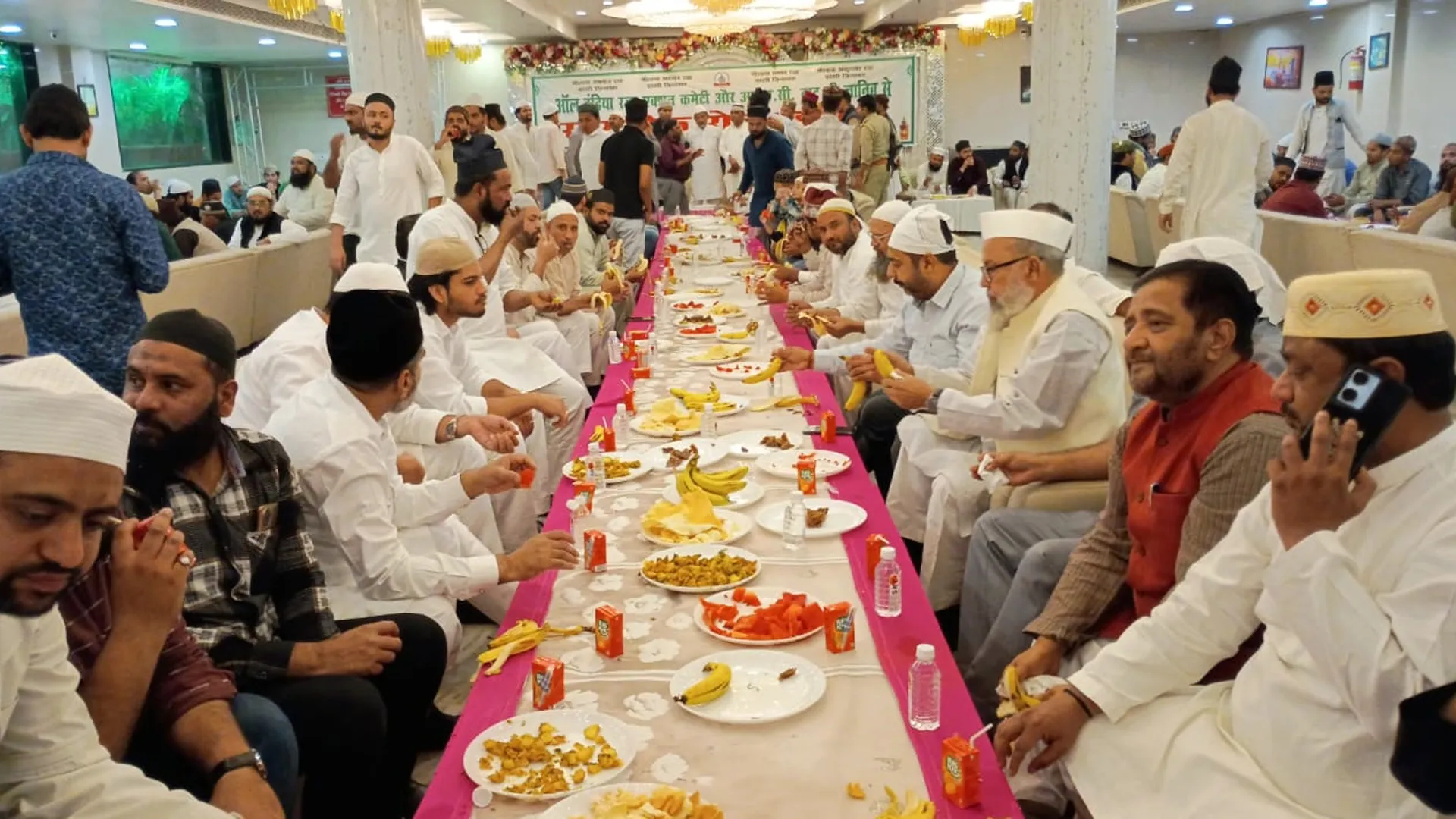 Bareilly: आरएसी ने सजाया इफ्तार का दस्तरख्वान...शहर की राजनीतिक हस्तियों ने भी दिया अमन का पैगाम