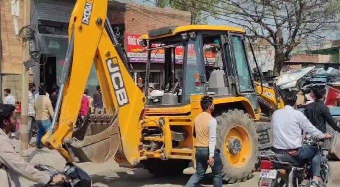 बरेली में गरजा बुलडोजर, खोखे और होर्डिंग्स भरकर ले गई नगर निगम की टीम, दुकानदारों में खलबली