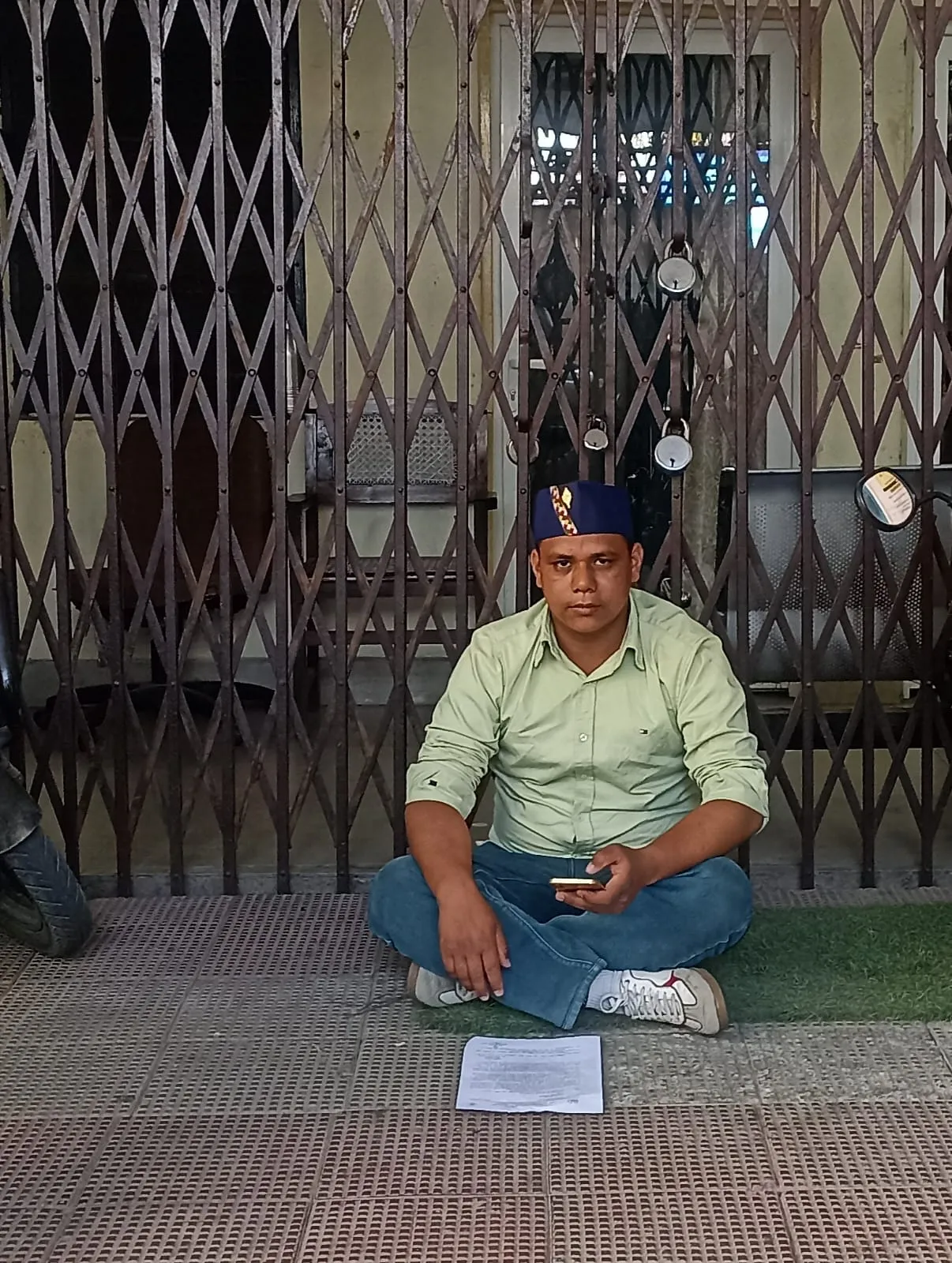 सड़क पर नहीं हुआ डामर, लोनिवि कार्यालय में तालाबंदी    