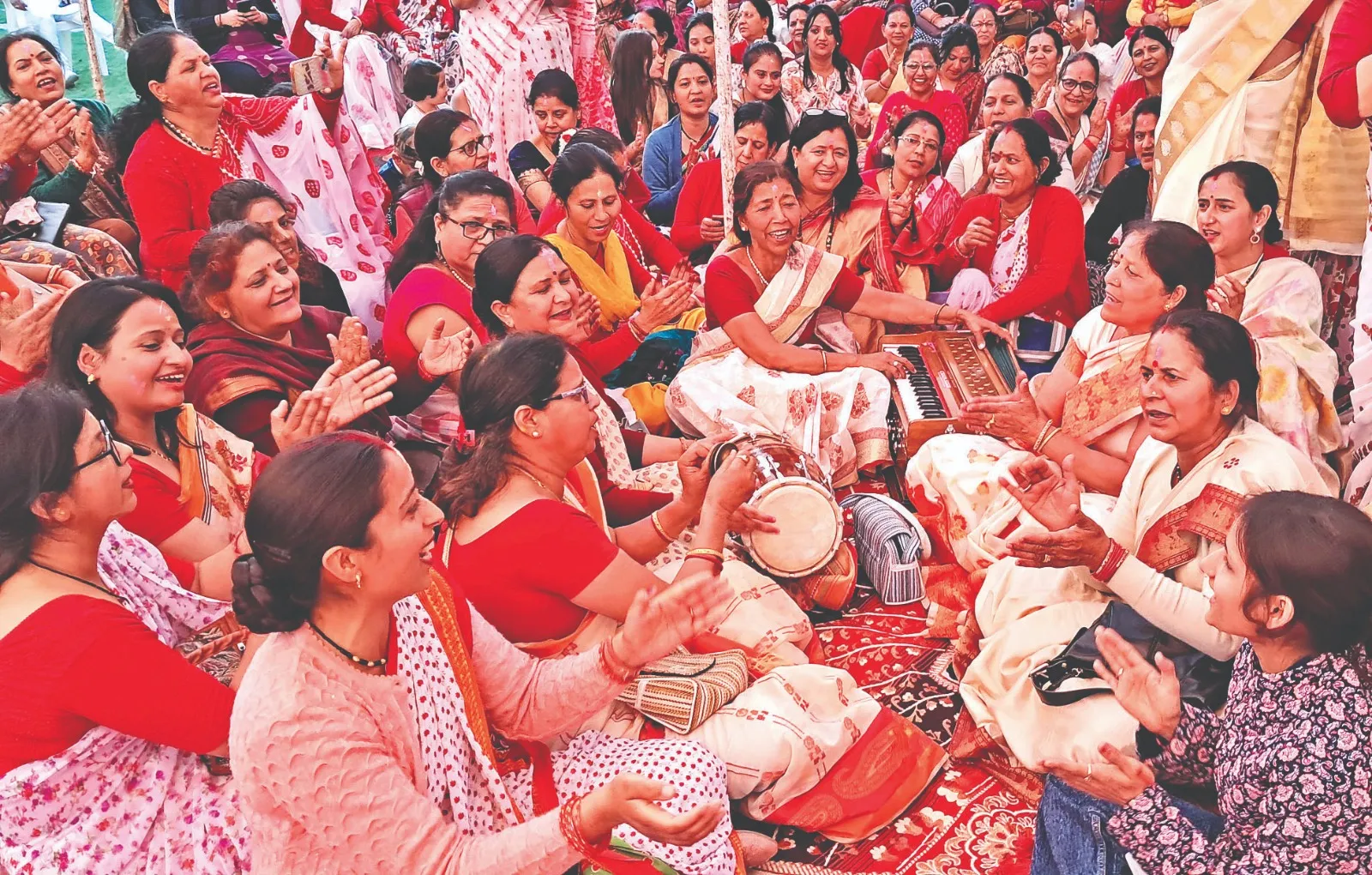 राधे नंद कुंवर समझाय रही, होली लेलो फागुन ऋतु आय रही ने बांधा समां   
