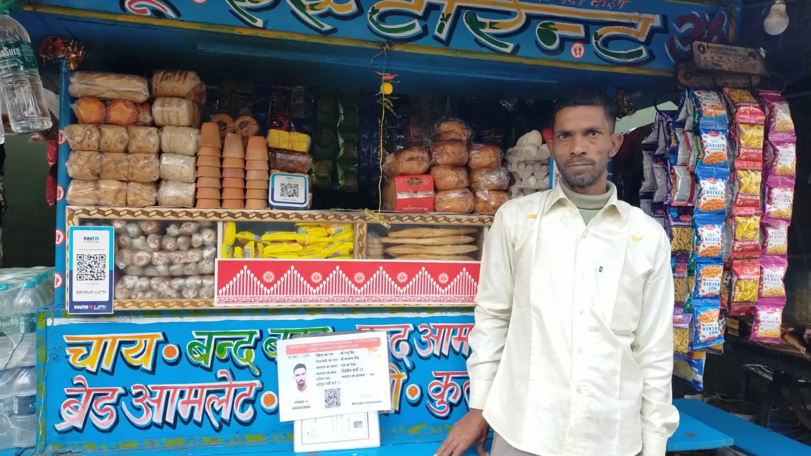 दो साल पुरानी  कवायद लाई रंग, ठेले-फड़ वालों ने दुकानों के आगे वेंडर कार्ड किये चस्पा