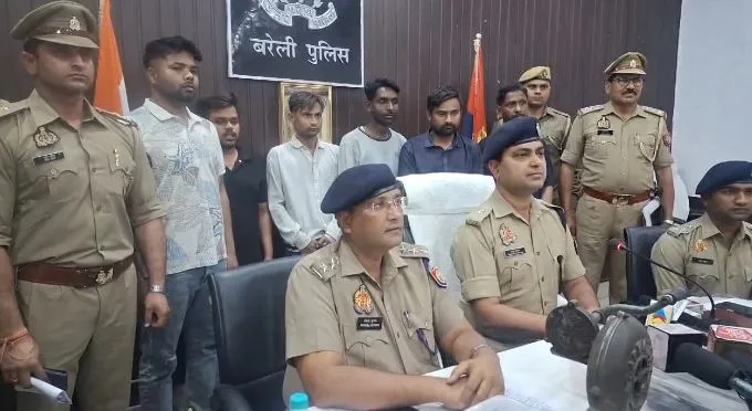 Bareilly: अवैध असलहा फैक्ट्री का भंडाफोड़, चाचा की हत्या के लिए यहीं से खरीदा था तमंचा, भारी मात्रा में हथियार बरामद