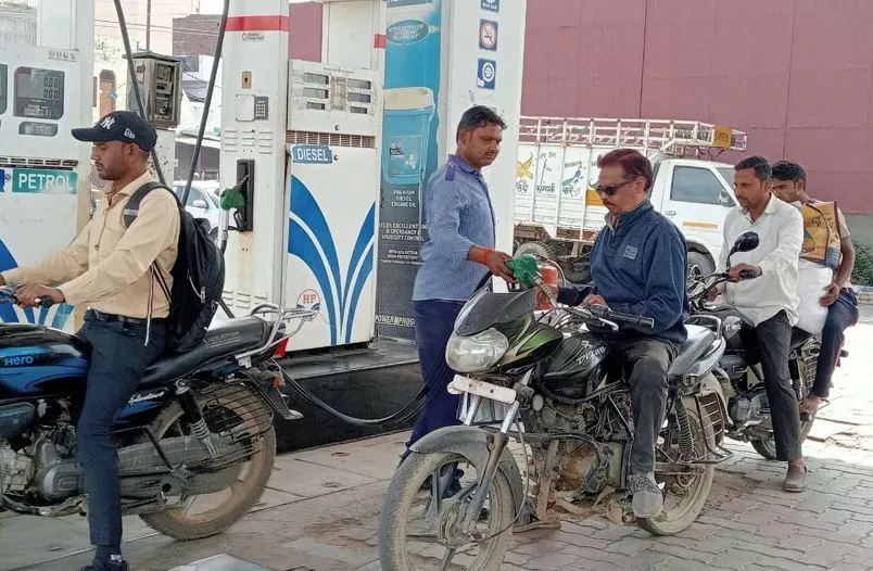 कासगंज: आदेश को भूले अफसर, 'नो हेलमेट, नो फ्यूल' का आदेश बेअसर