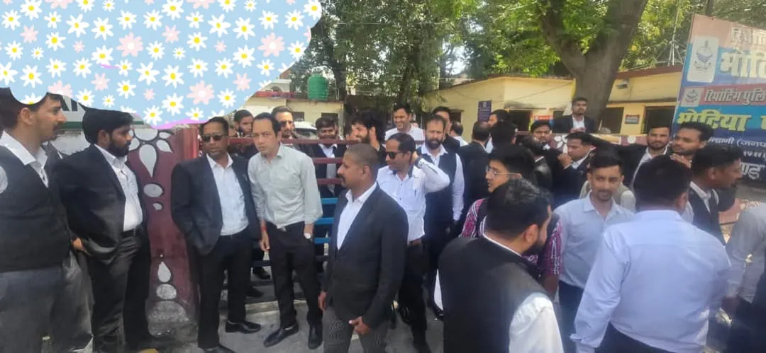 जजी के बाहर पीटा अधिवक्ता, गुस्साए साथियों का पुलिस चौकी में धरना