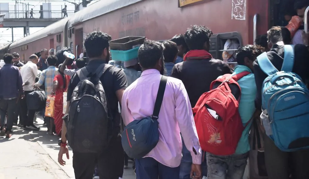 बरेली: सीट को लेकर यात्रियों में मारामारी, होली पर घर जाना है मगर ट्रेनों में नहीं मिल रही जगह