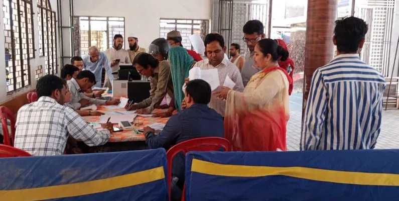 Bareilly: नगर निगम की कार्रवाई से खलबली, 14 संपत्तियां सील...सचिव के खाते होंगे सीज