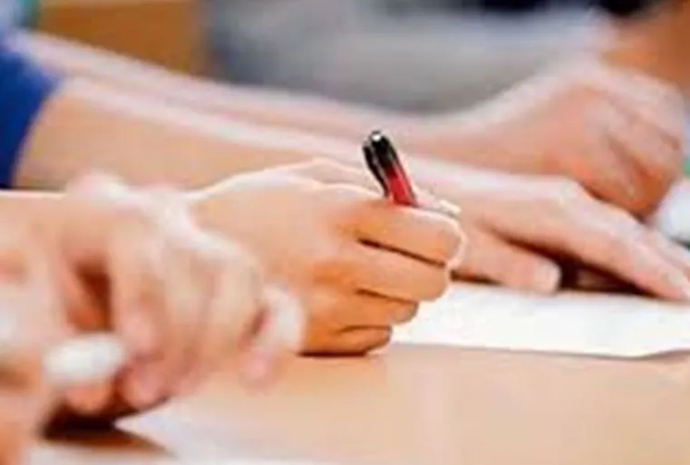 लखीमपुर खीरी: केमिस्ट्री के केमिकल आधारित प्रश्नों में उलझे इंटरमीडिएट के विद्यार्थी