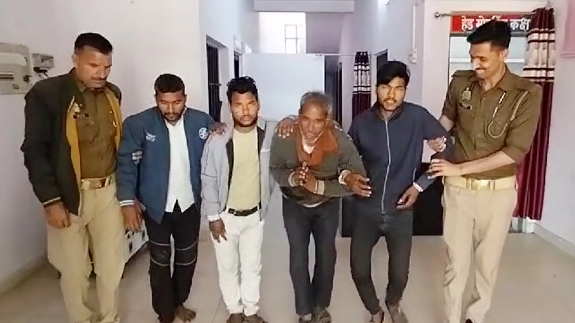 Bareilly: पुलिस पर किया था पथराव...अब लंगड़ाकर मांग रहे माफी, वीडियो हुआ वायरल