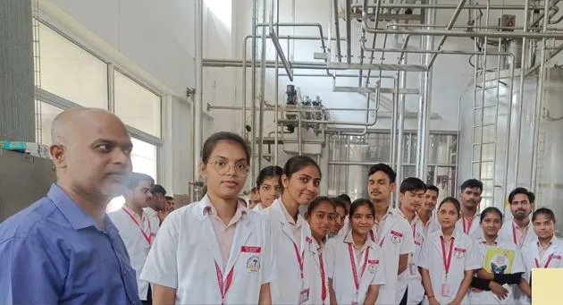 Bareilly: कैसे दूध की होती है पैकेजिंग और शुद्धिकरण? मिल्क फैक्ट्री का विद्यार्थियों ने किया भ्रमण