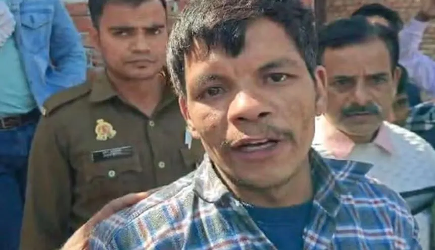 Bareilly: टावर पर चढ़ा युवक और मनौना धाम के महंत को कह दिया कुछ ऐसा...पिता-पुत्र पर FIR