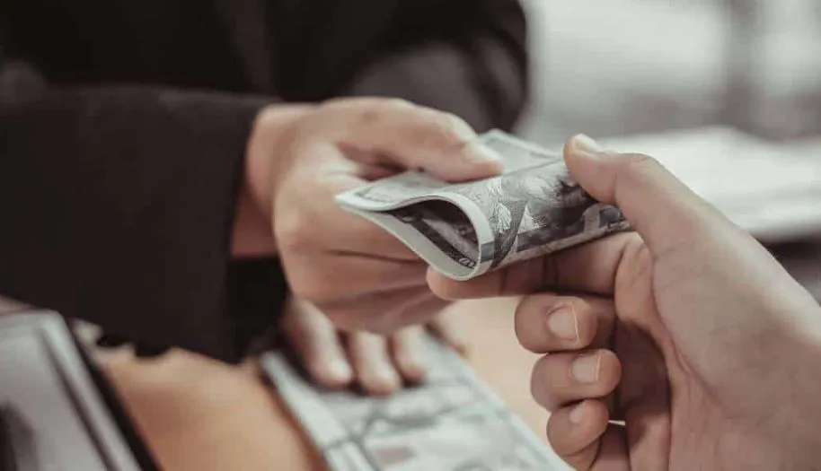 पीलीभीत: एडीओ को चाहिए थी होली की मिठाई, प्रधान ने थमाए 500 रुपये तो गुस्साए