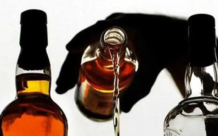 पीलीभीत: सराफा बाजार में स्वीकृत हुई शराब की दुकान, व्यापारी परेशान, बोले- 100 मीटर दायरे में है तीन पुरातन मंदिर 