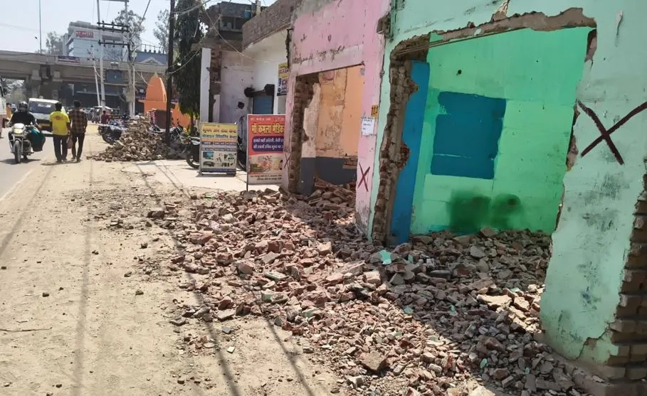 लखीमपुर खीरी में मकानों पर लगे लाल निशान, अब तोड़े जाएंगे...सड़क चौड़ीकरण का काम तेज