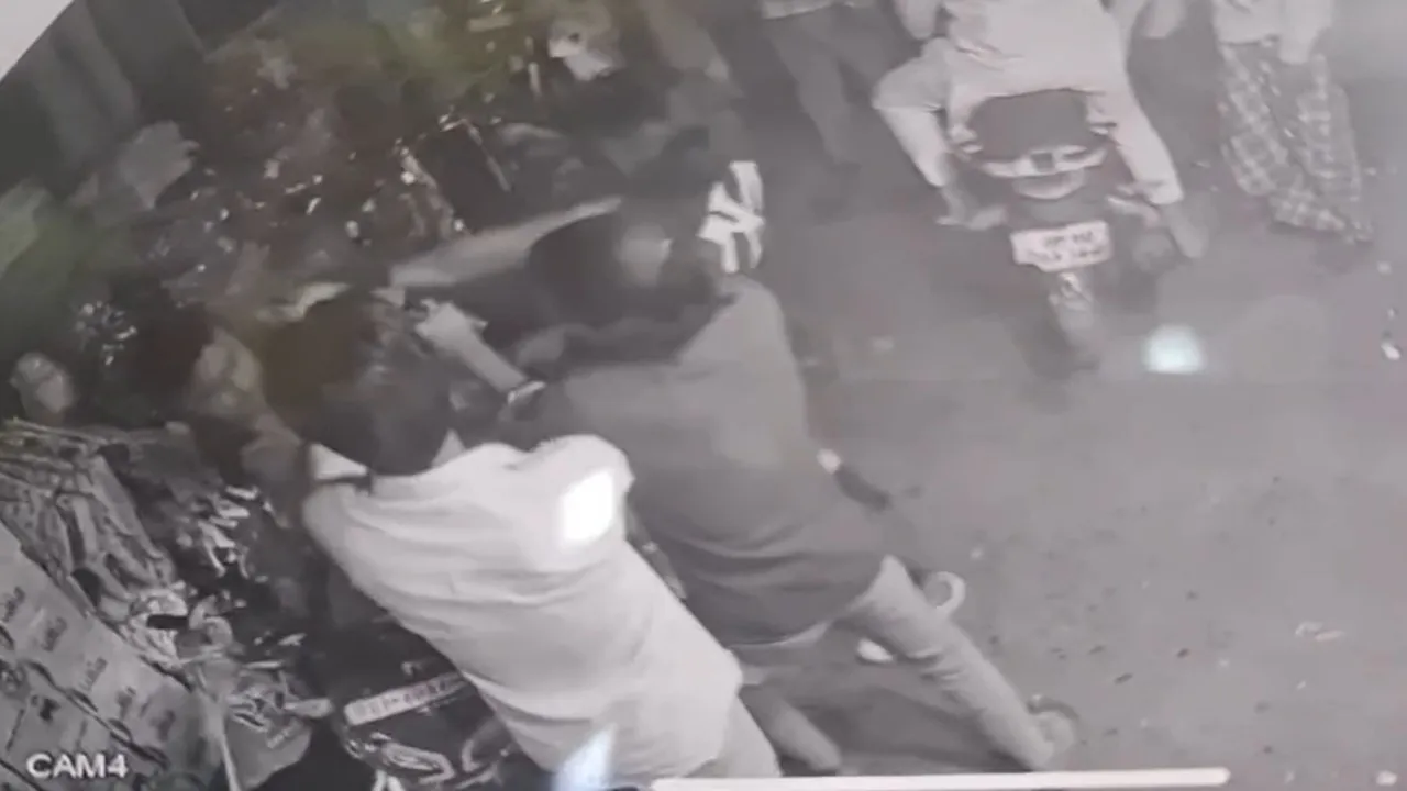 बहराइच में दबंगों ढहाया कहर: बाइक सवार को जमकर धुना, सीसीटीवी में कैद हुई वारदात, जानें पूरा मामला