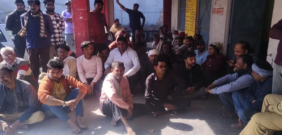 बदायूं: पालिका परिसर में सफाईकर्मियों का हंगामा, जल्द मांगों को पूरा करने की मांग