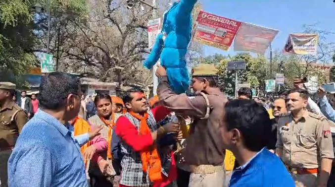 Bareilly: अबू आसिम आजमी और मौलाना शहाबुद्दीन का पुतला फूंकने की कोशिश, जानें क्यों भड़की शिवसेना?