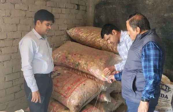 कासगंज: कचरी-चिप्स और पापड़ के गोदामों पर खाद्य विभाग का छापा, मची खलबली