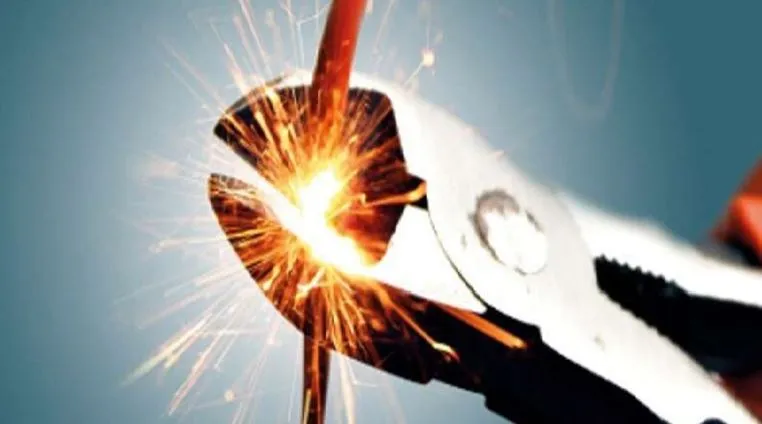 बदायूं: शहर में चला बिजली चेकिंग अभियान, 17 बकायेदारों के कनेक्शन काटे