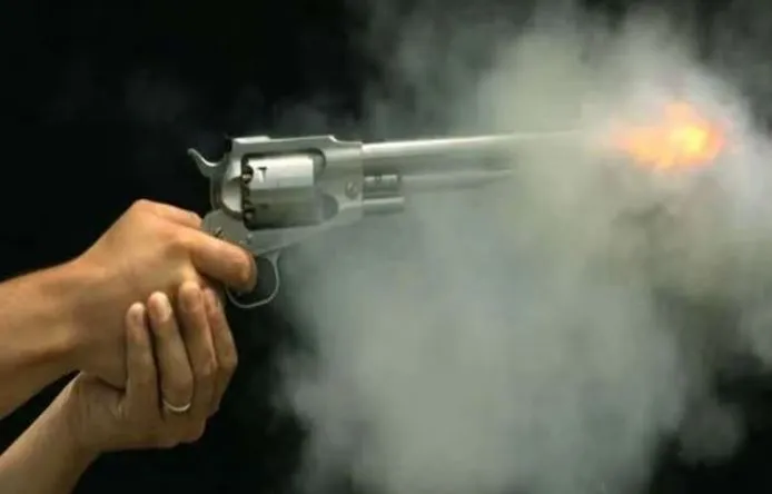 शाहजहांपुर: महिला डॉक्टर से मांगी 50 हजार की रगंदारी, विरोध करने पर तोड़े कार के शीशे और कर दी फायरिंग